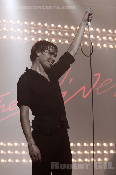 THE HIVES - 2008-04-20 - PARIS - Zenith - Per Almqvist